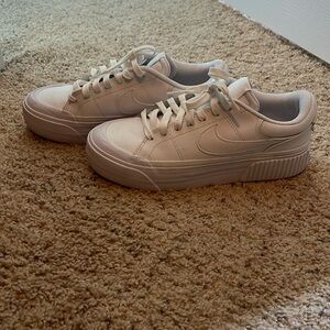 Only worn twice. To big on me. In perfect condition.